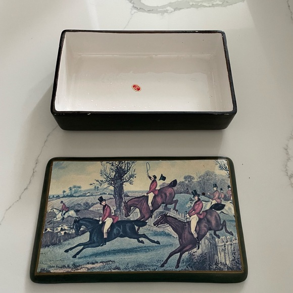 Antique Fox Hunt Ceramic Decorative Box. Made in Italy early 1900’s. - Picture 4 of 9